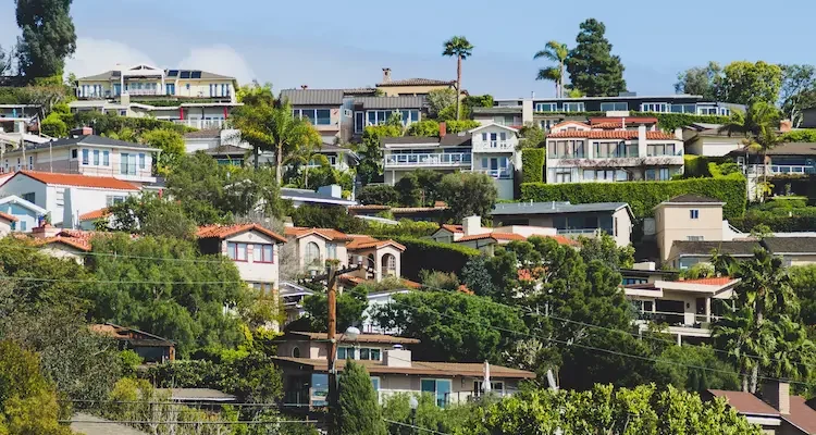 expensive-homes-houses-real-estate-perched-on-a-2024-11-30-11-20-57-utc